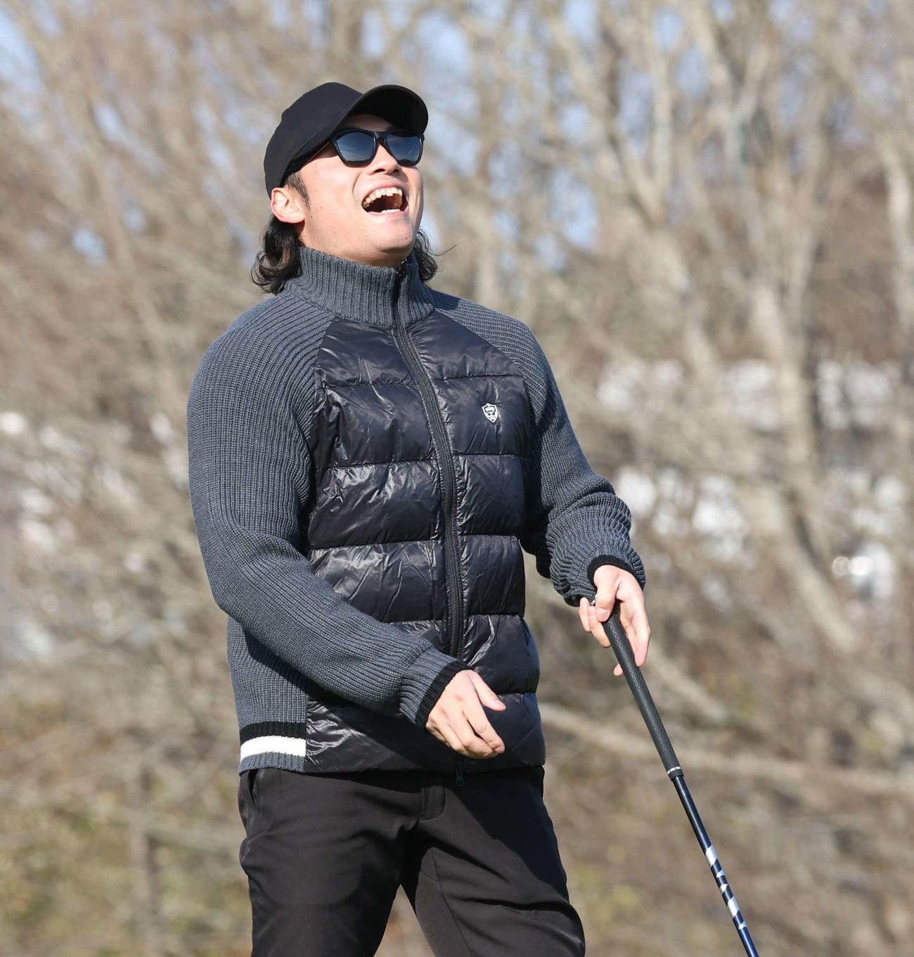 ティーショットを放ち思わず叫ぶ日本ハム伊藤（撮影・黒川智章）