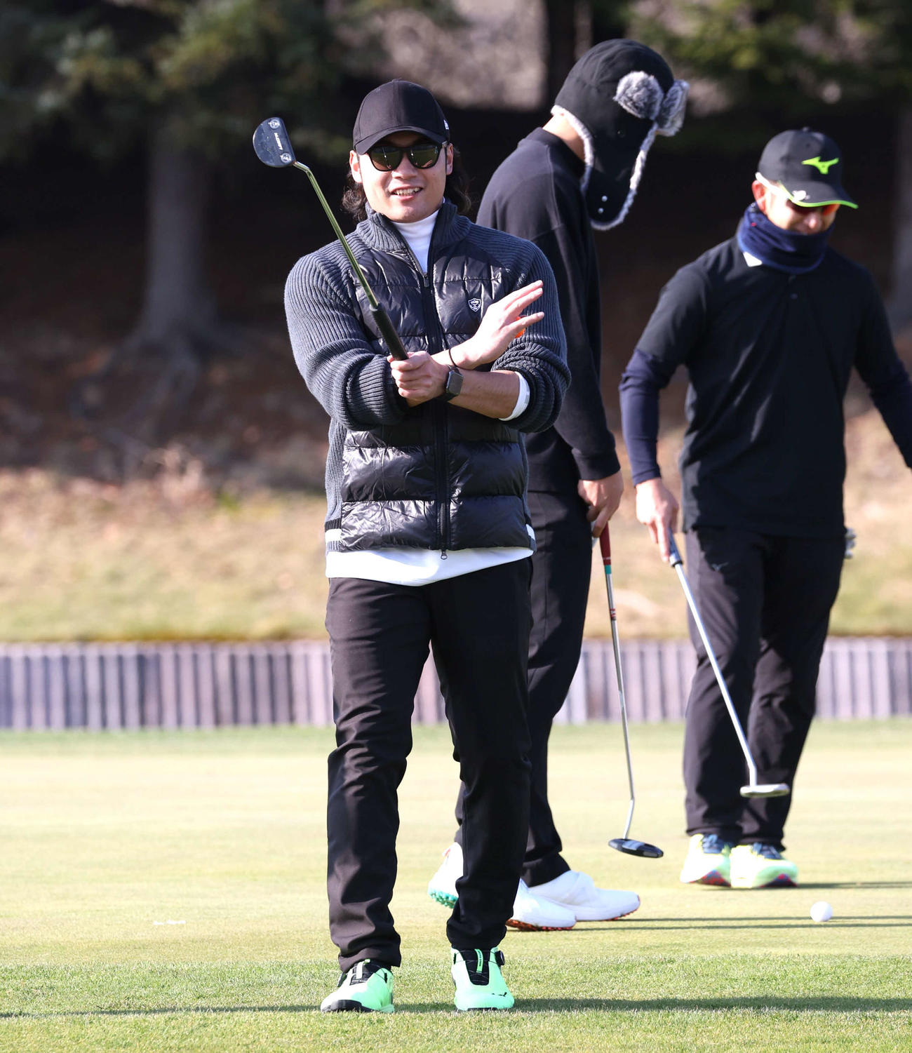 カメラに向かってバツ印を出す日本ハム伊藤（撮影・黒川智章）