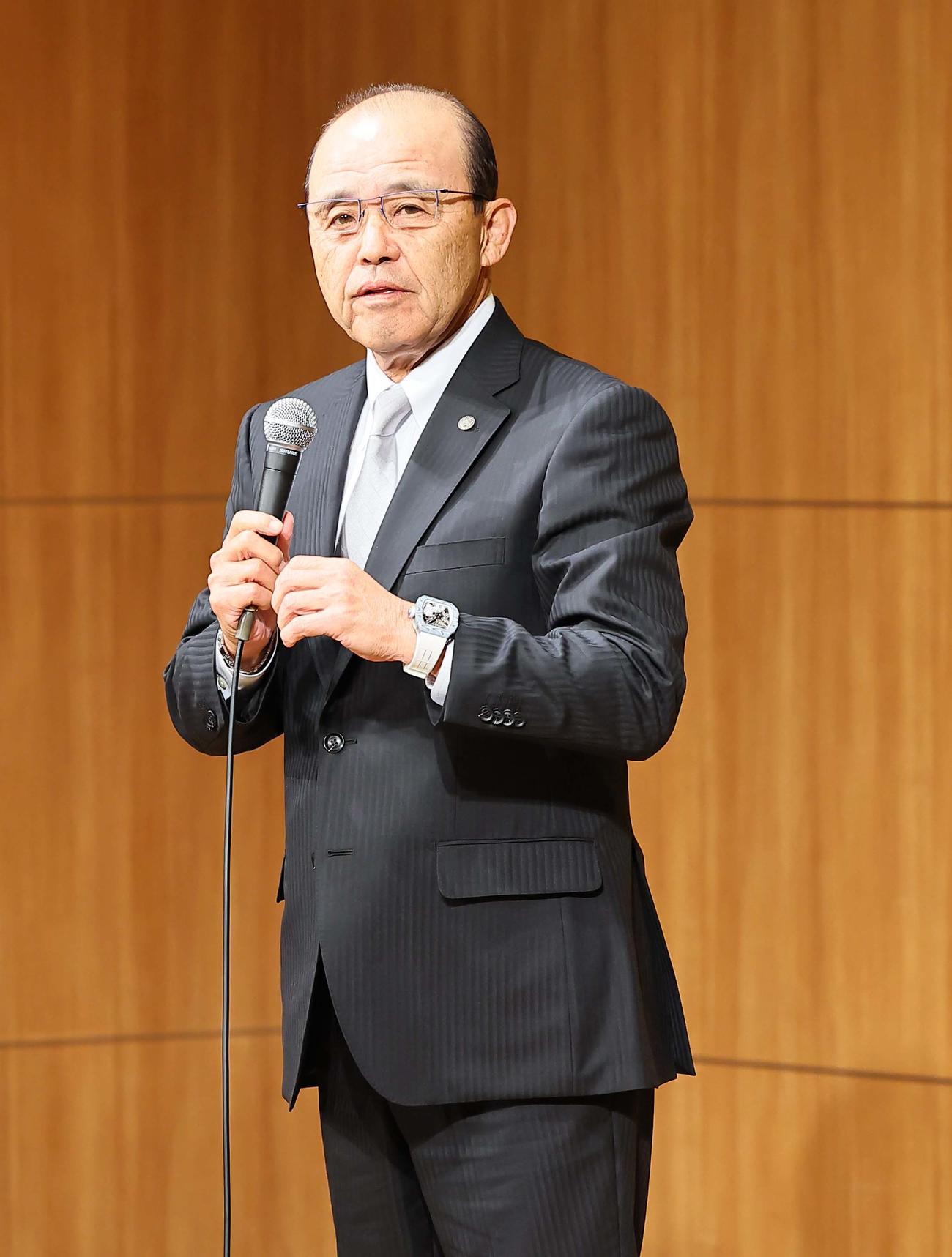納会の壇上であいさつをする岡田監督（撮影・上田博志）