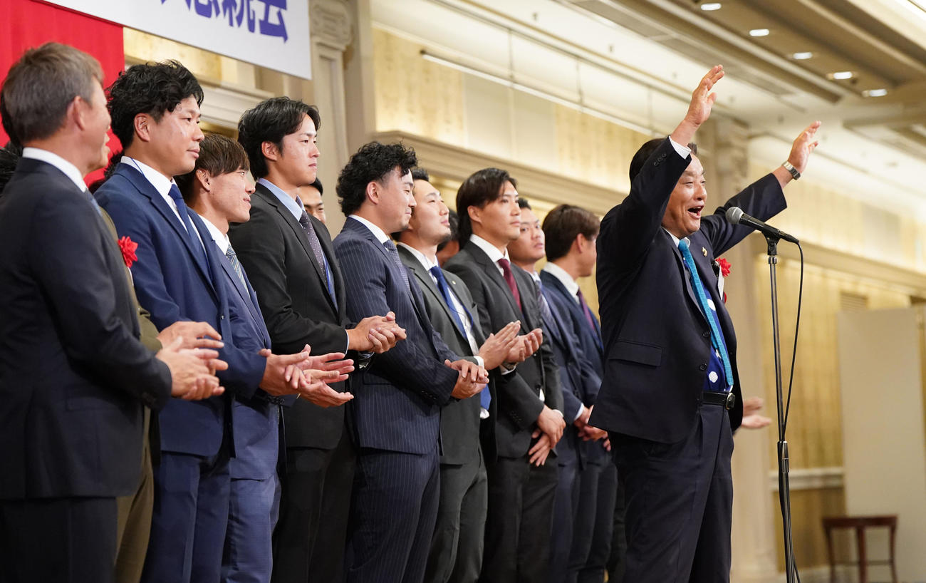 登壇し「燃えよドラゴンズ」を熱唱する河村たかし名古屋市長（右）左は立浪監督（撮影・森本幸一）
