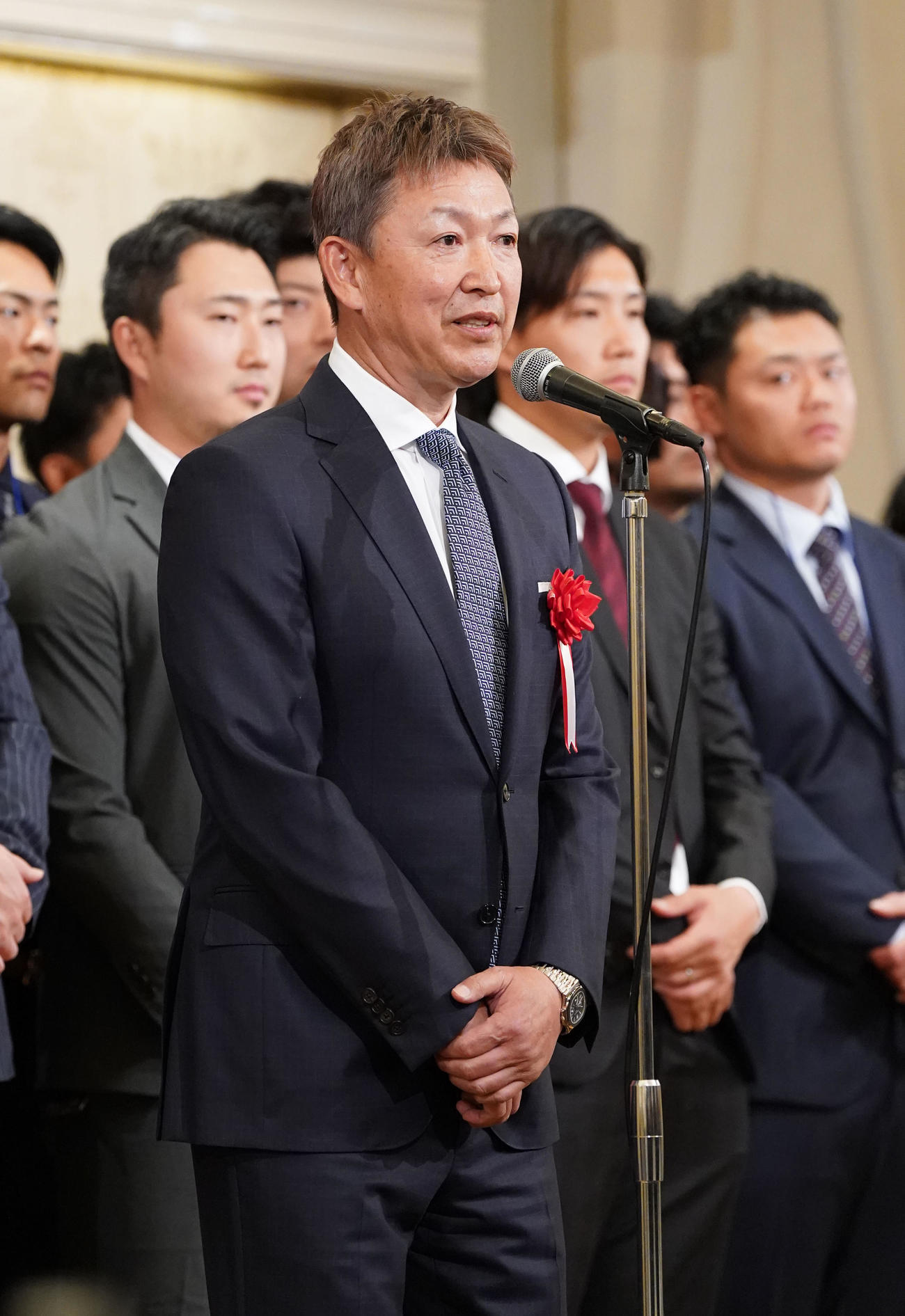 登壇しあいさつをする立浪監督（手前）（撮影・森本幸一）
