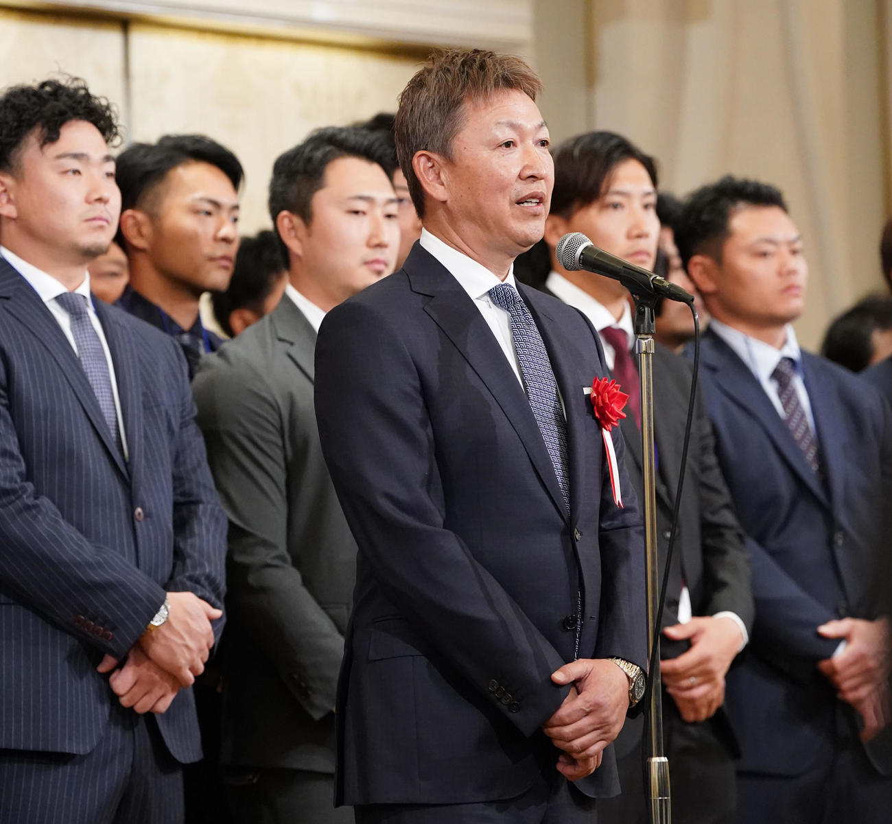 登壇しあいさつをする立浪監督（手前）（撮影・森本幸一）