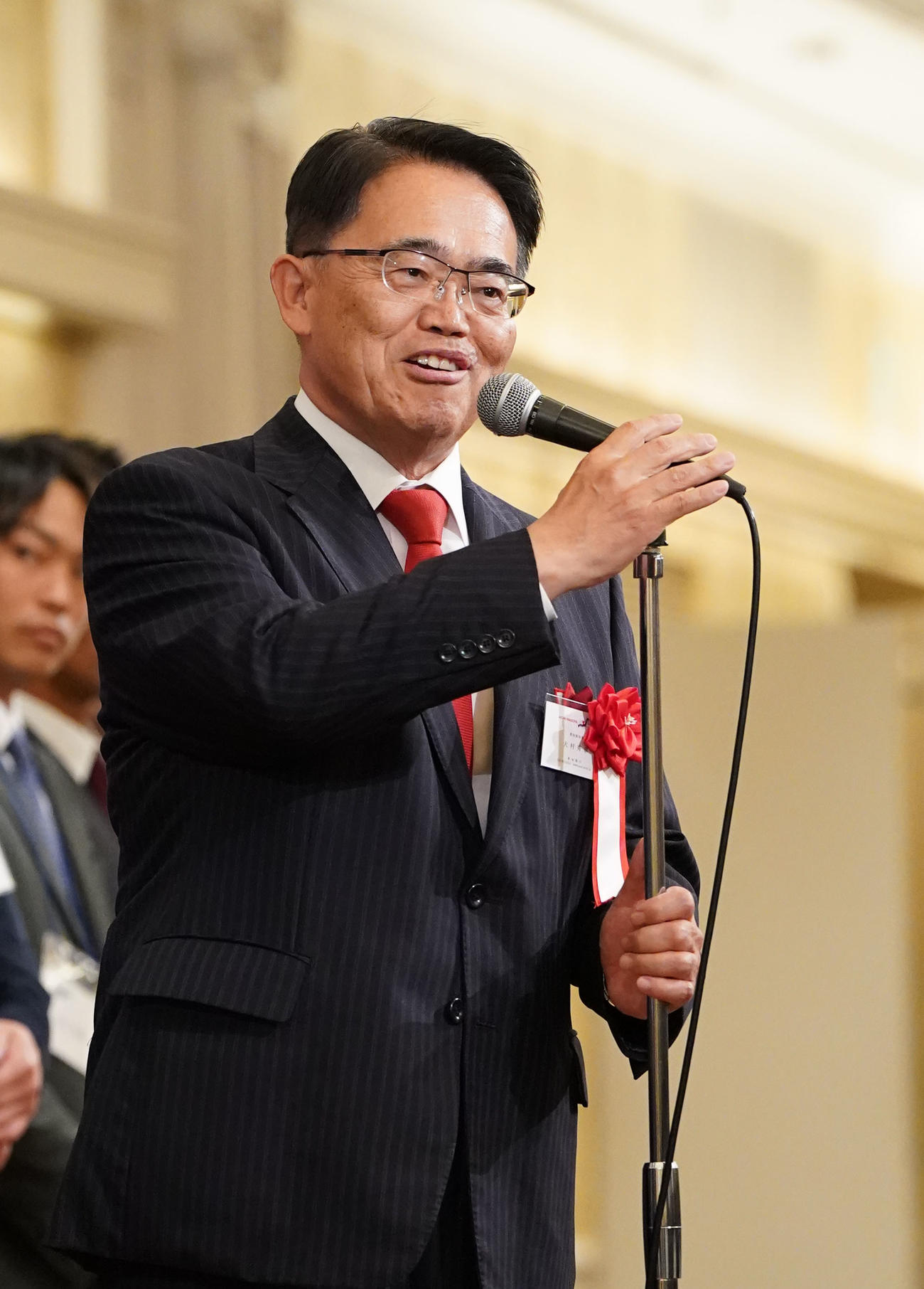 登壇しあいさつをする大村愛知県知事（撮影・森本幸一）