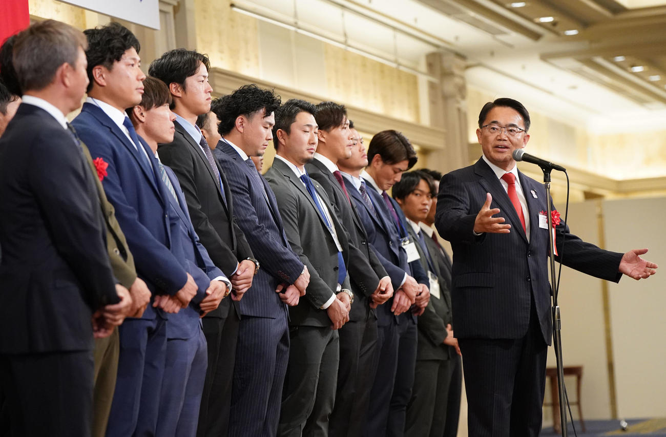 登壇しあいさつをする大村愛知県知事（右）左は立浪監督（撮影・森本幸一）