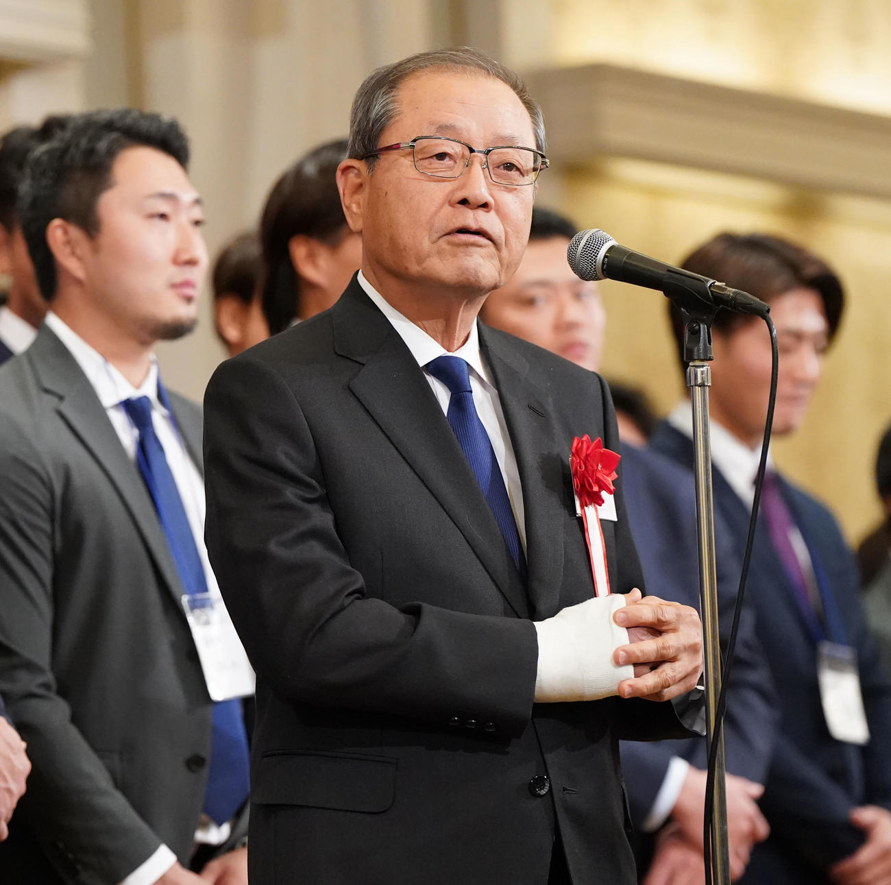 登壇しあいさつをする後援会会長・中部電力顧問の三田敏雄（撮影・森本幸一）