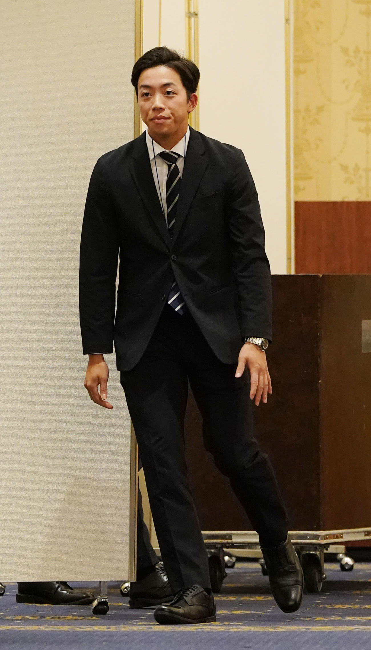 後援会に出席し登壇する岡林（撮影・森本幸一）