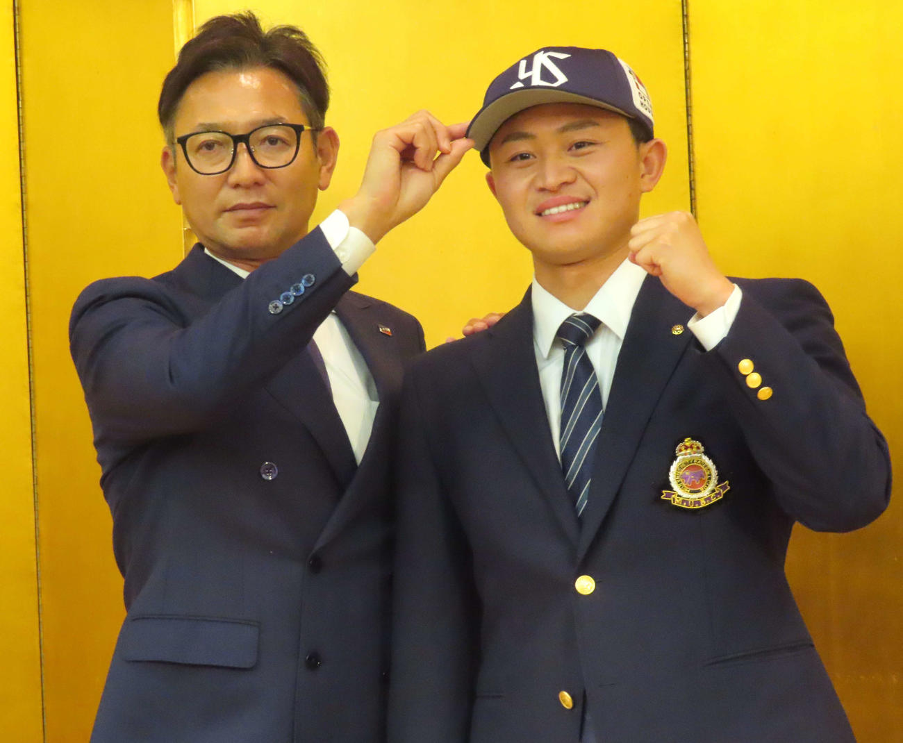 ヤクルトと仮契約を結んだ明大・石原勇輝投手（撮影・黒須亮）