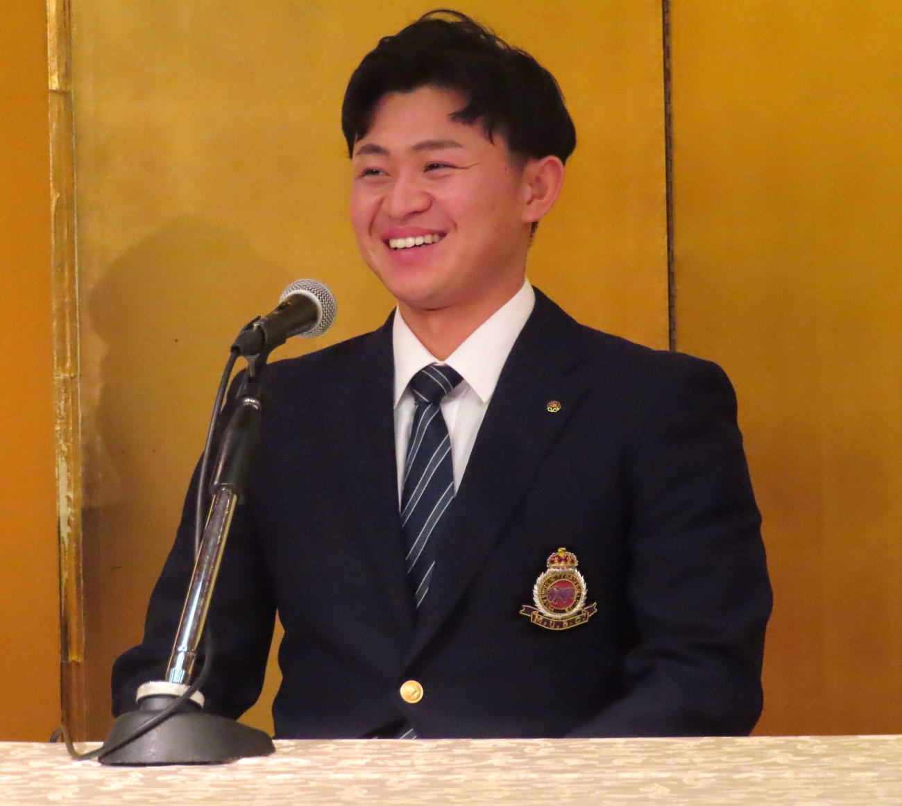 ヤクルトと仮契約を結んだ明大・石原勇輝投手（撮影・黒須亮）
