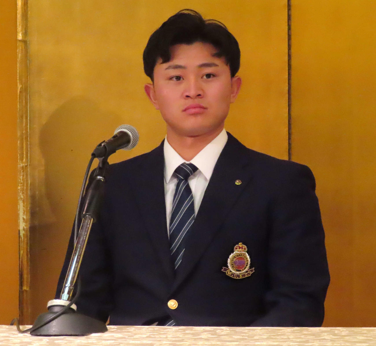 ヤクルトと仮契約を結んだ明大・石原勇輝投手（撮影・黒須亮）