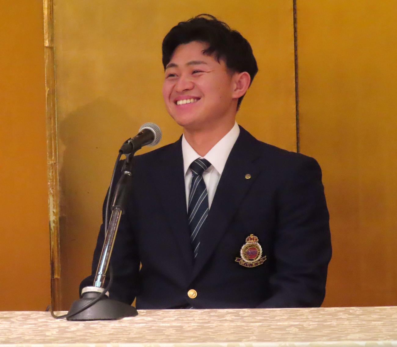 ヤクルトと仮契約を結んだ明大・石原勇輝投手（撮影・黒須亮）