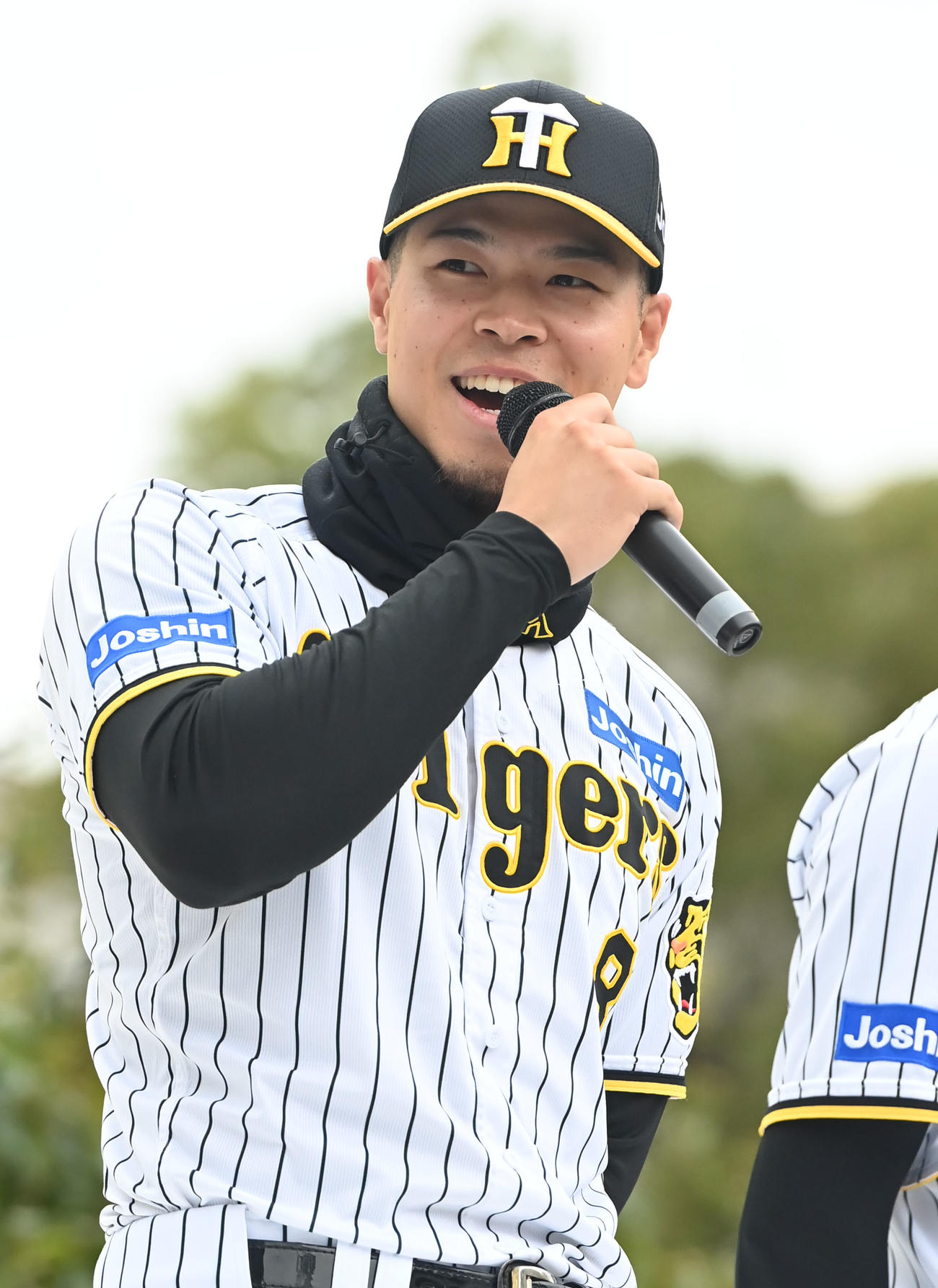 司会者の質問に答える佐藤輝（撮影・石井愛子）