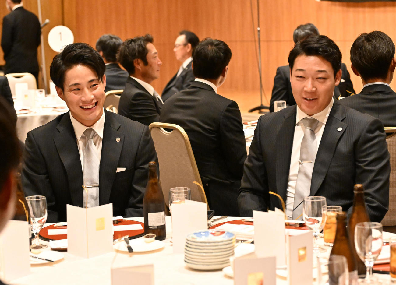 納会に出席する木浪（左）、大山（撮影・石井愛子）