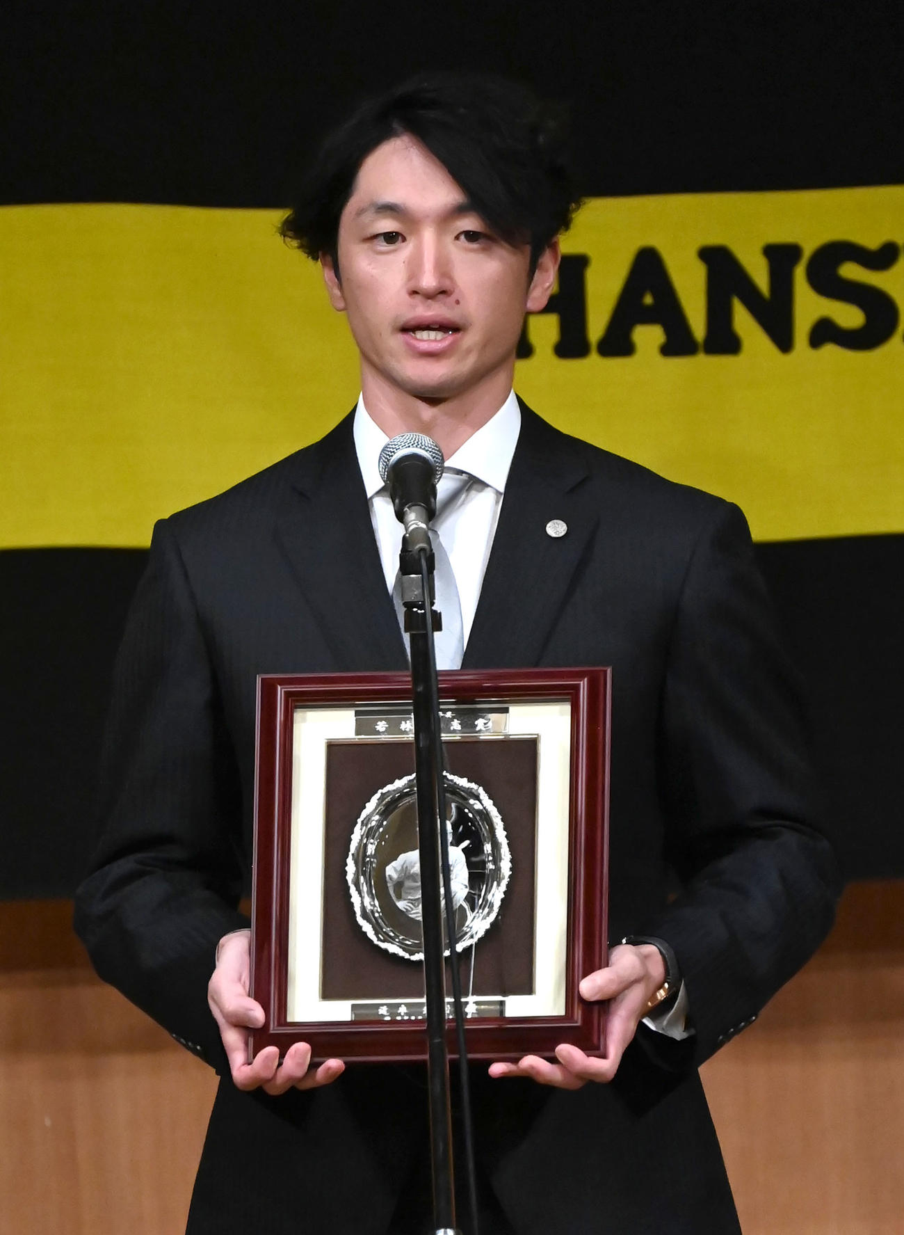若林忠志賞を受賞する近本光司（右）（撮影・石井愛子）