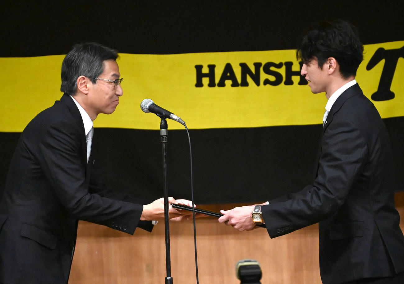 若林忠志賞を受賞する近本光司（右）。左は球団社長百北幸司氏（撮影・石井愛子）