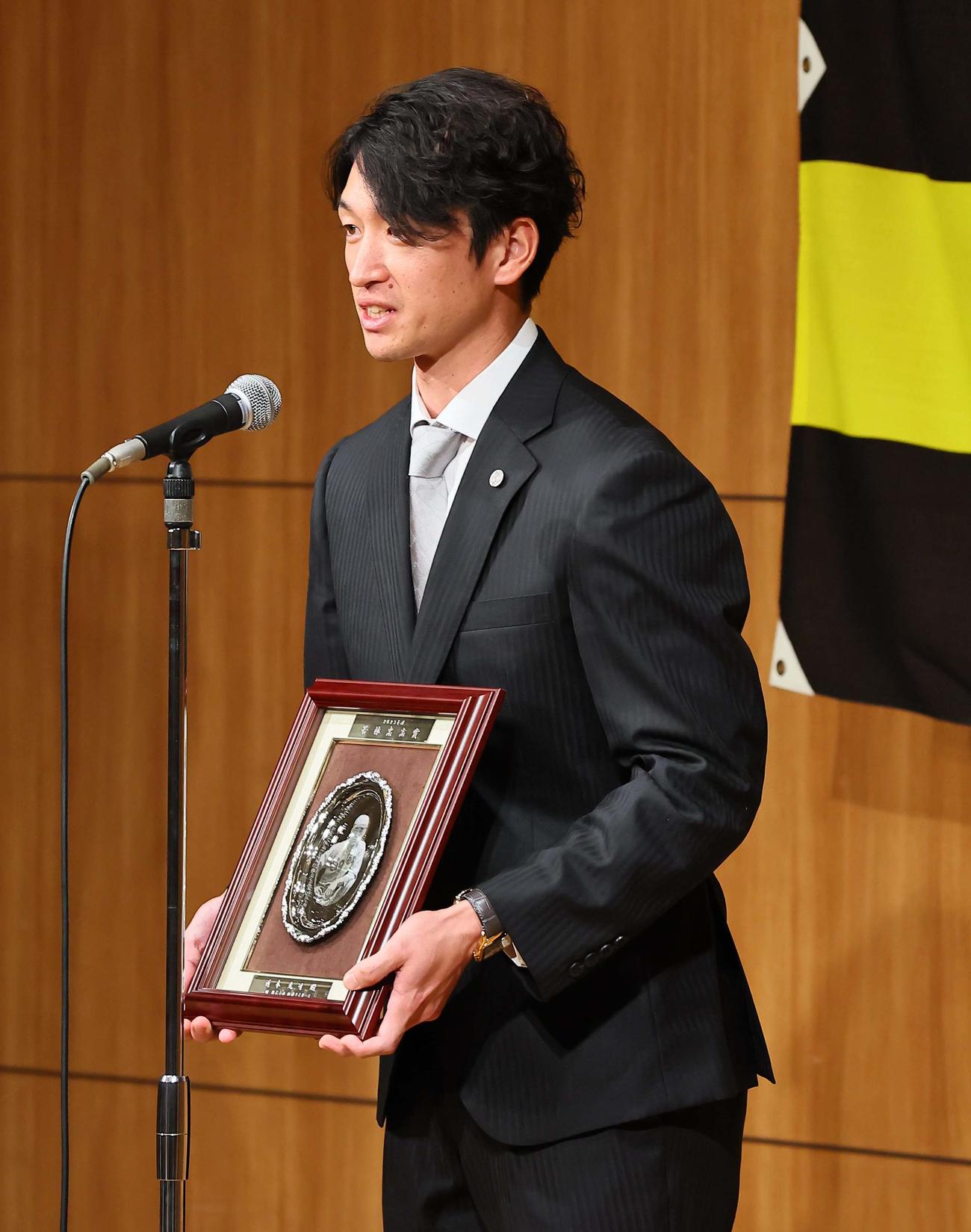若林忠志賞を受賞した近本は壇上であいさつをする（撮影・上田博志）
