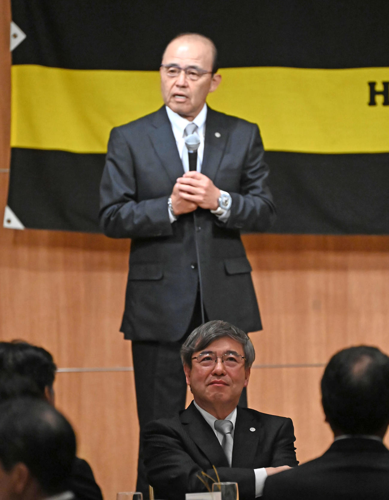 納会に出席した岡田監督（上）、球団オーナー杉山健博氏（撮影・石井愛子）