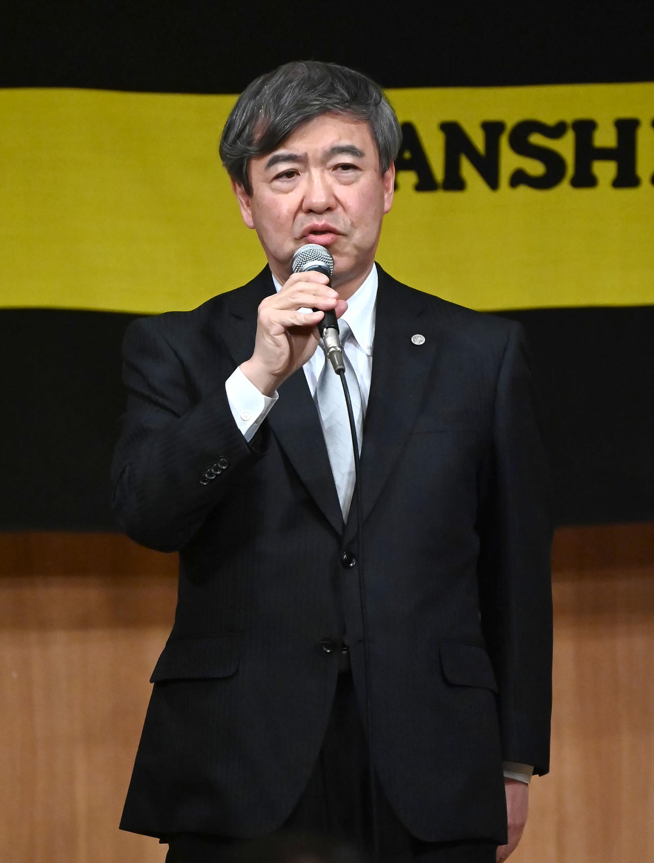 阪神球団納会であいさつをする杉山オーナー（撮影・石井愛子）