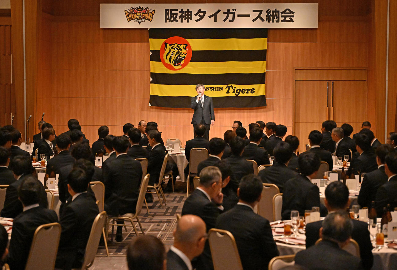 阪神球団納会であいさつをする杉山オーナー（撮影・石井愛子）
