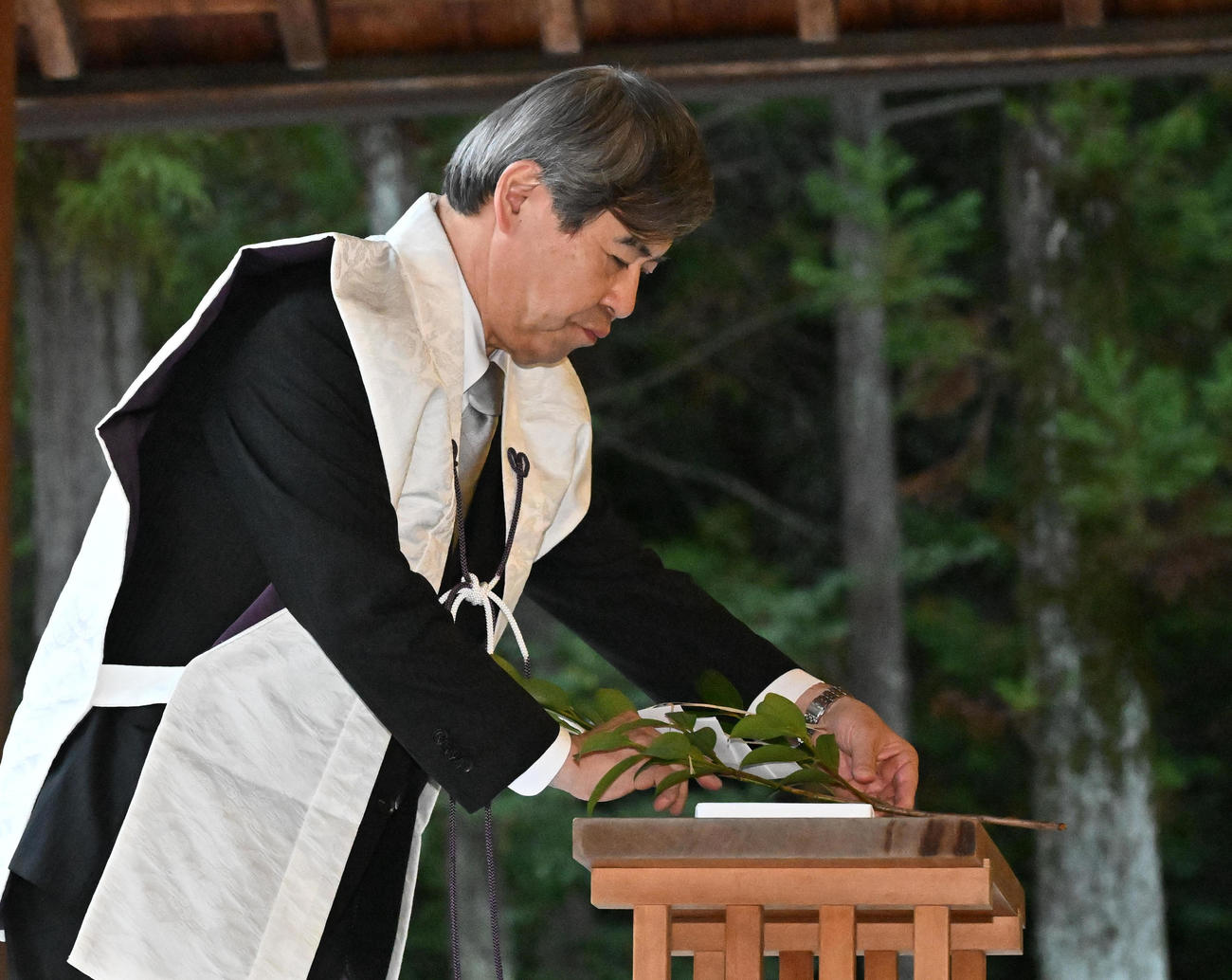 参拝する球団オーナー杉山健博氏（撮影・石井愛子）