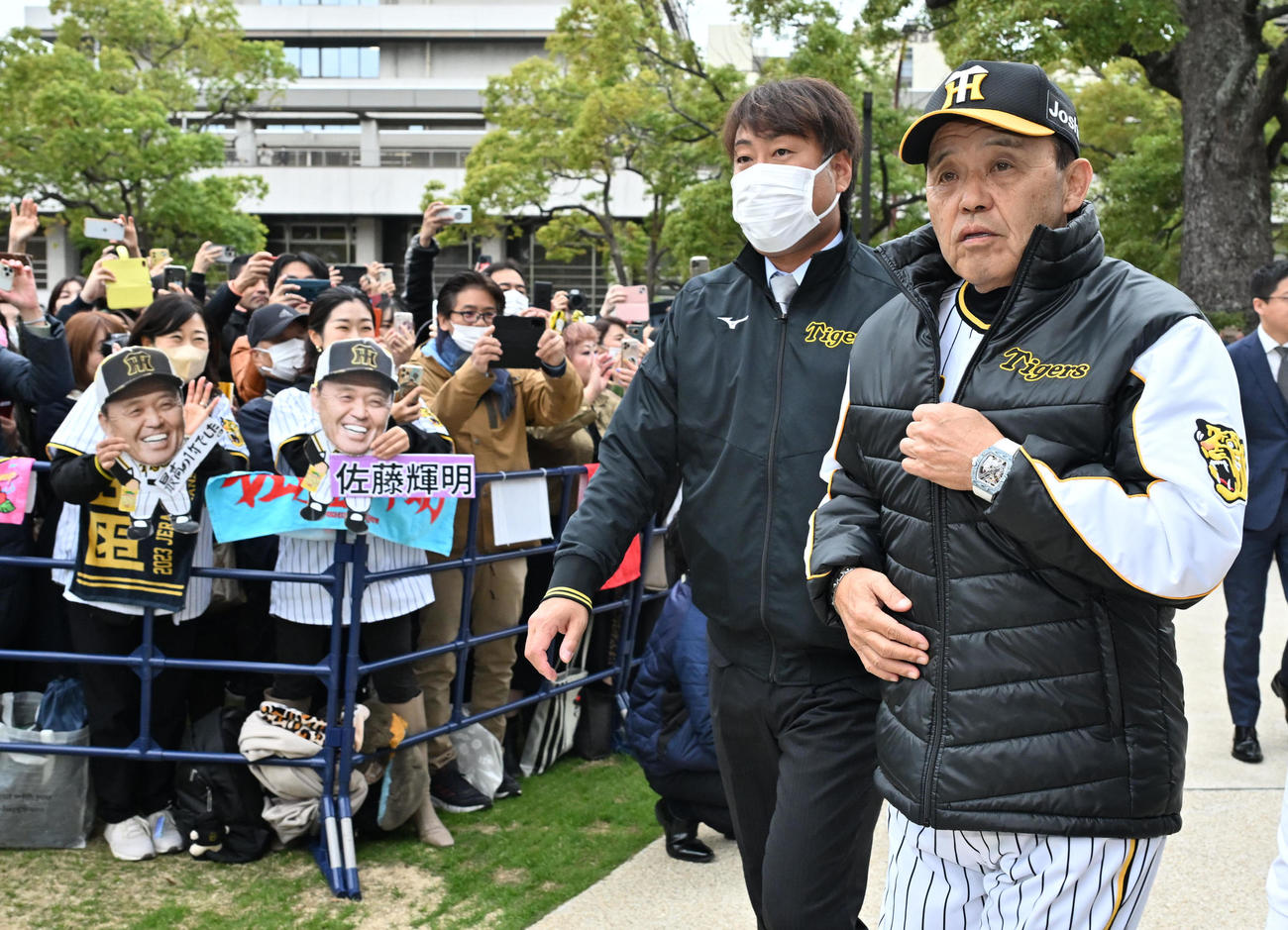阪神タイガース日本一西宮市民報告会に出席する岡田監督（右）（撮影・石井愛子）