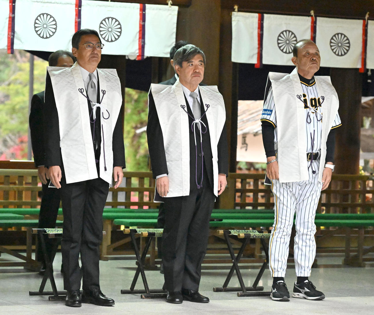 参拝をする、左から球団社長百北幸司氏、球団オーナー杉山健博氏、岡田監督（撮影・石井愛子）