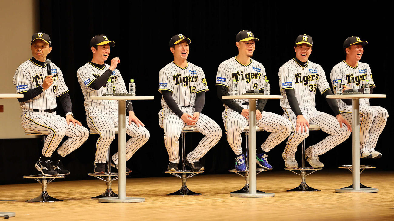 岡田監督（左）は佐藤輝（右から3人目）の発案した来季スローガン候補「アレンパ」に「初めて佐藤のことすごいと思たよ」と冗談を交えながら話す（撮影・上田博志）