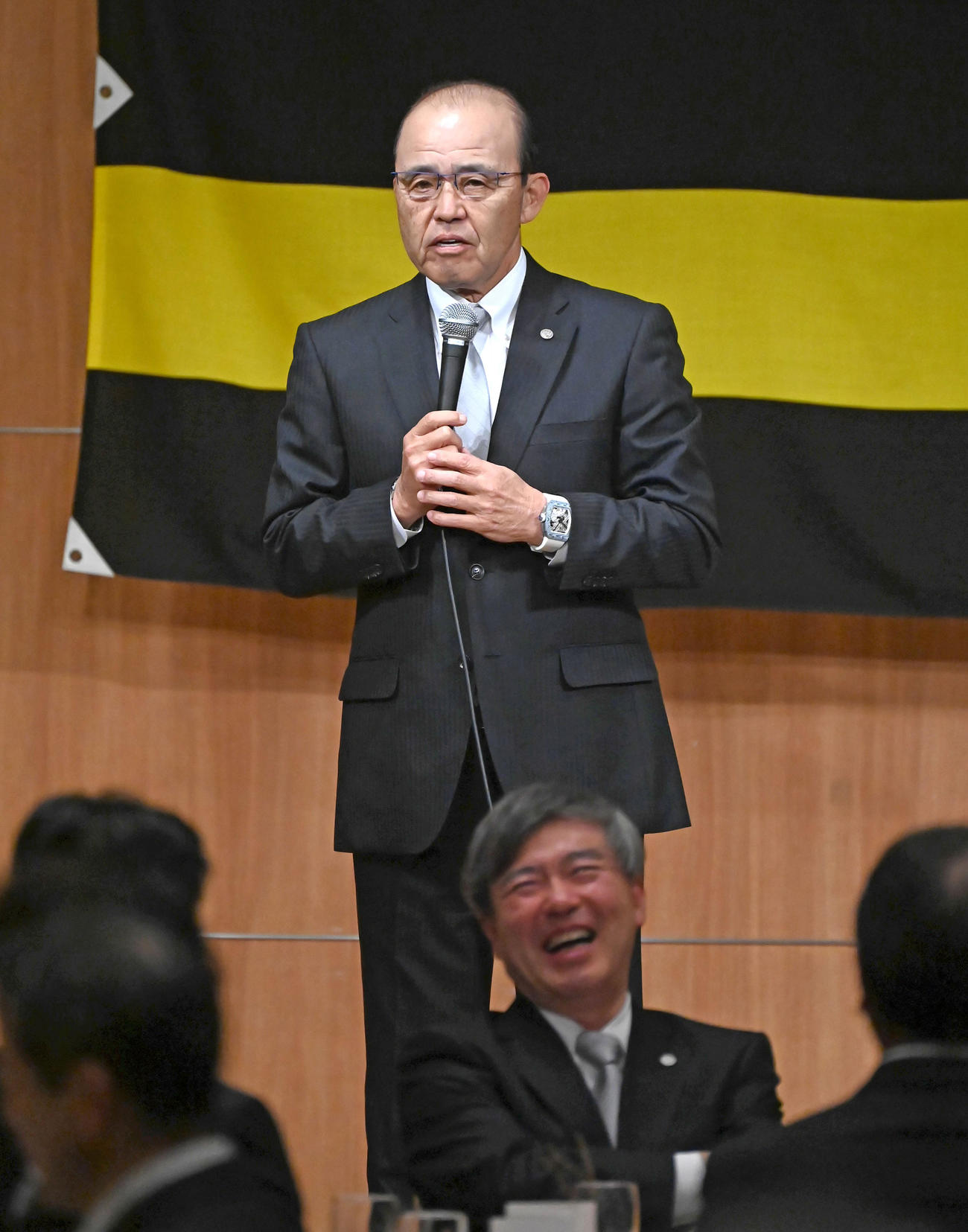 納会に出席した岡田監督（上）、球団オーナー杉山健博氏（撮影・石井愛子）