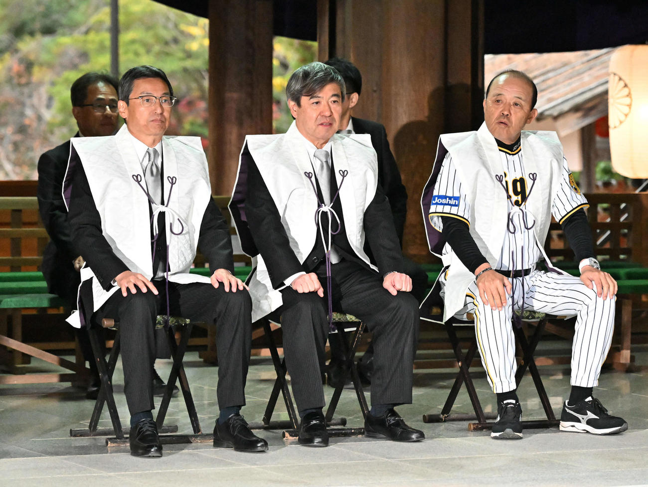 広田神社に参拝する（左から）百北球団社長、杉山オーナー、岡田監督（撮影・石井愛子）