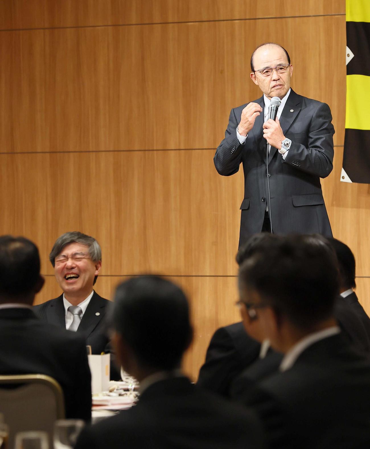 阪神球団納会で岡田監督（右）の軽妙なトークに笑顔を見せる杉山オーナー（撮影・上田博志）