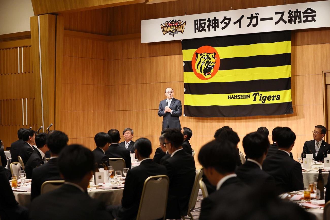 納会の壇上であいさつをする岡田監督（撮影・上田博志）