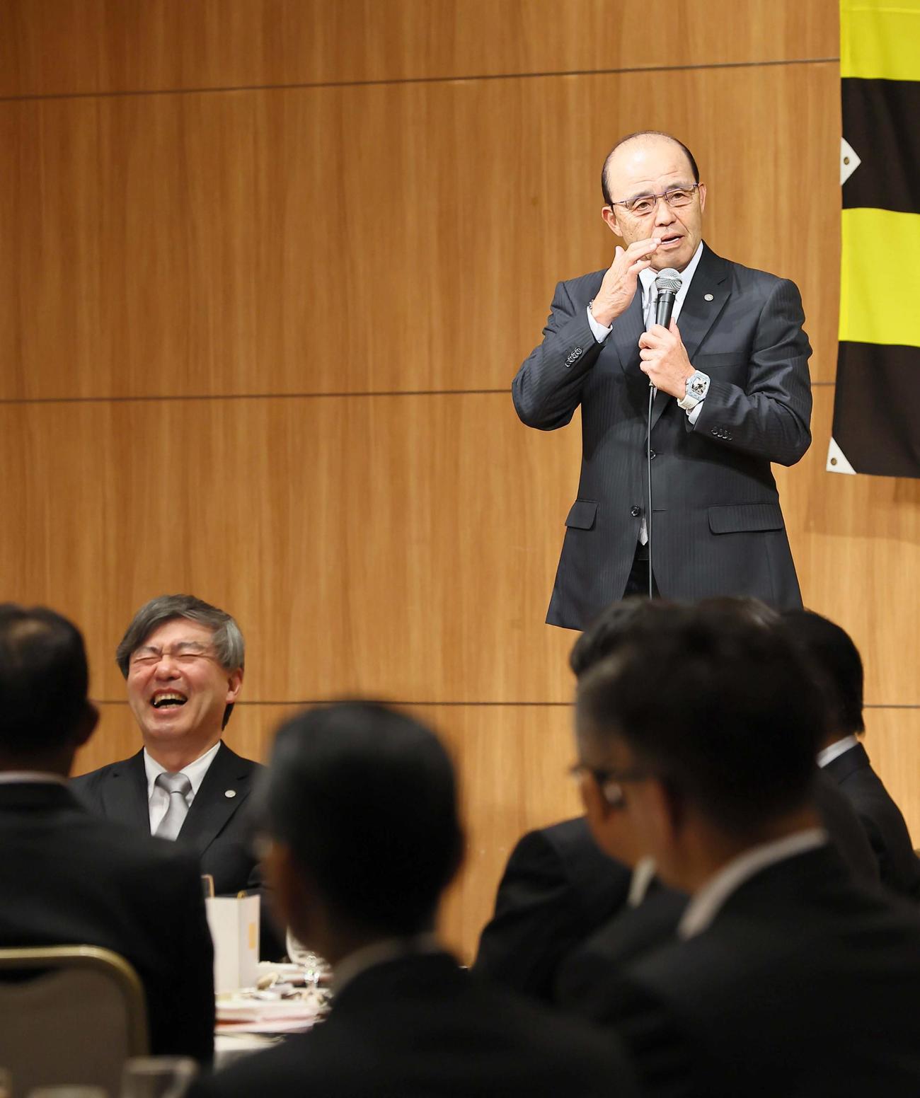岡田監督（右）の軽快なトークに笑顔を見せる杉山オーナー（撮影・上田博志）