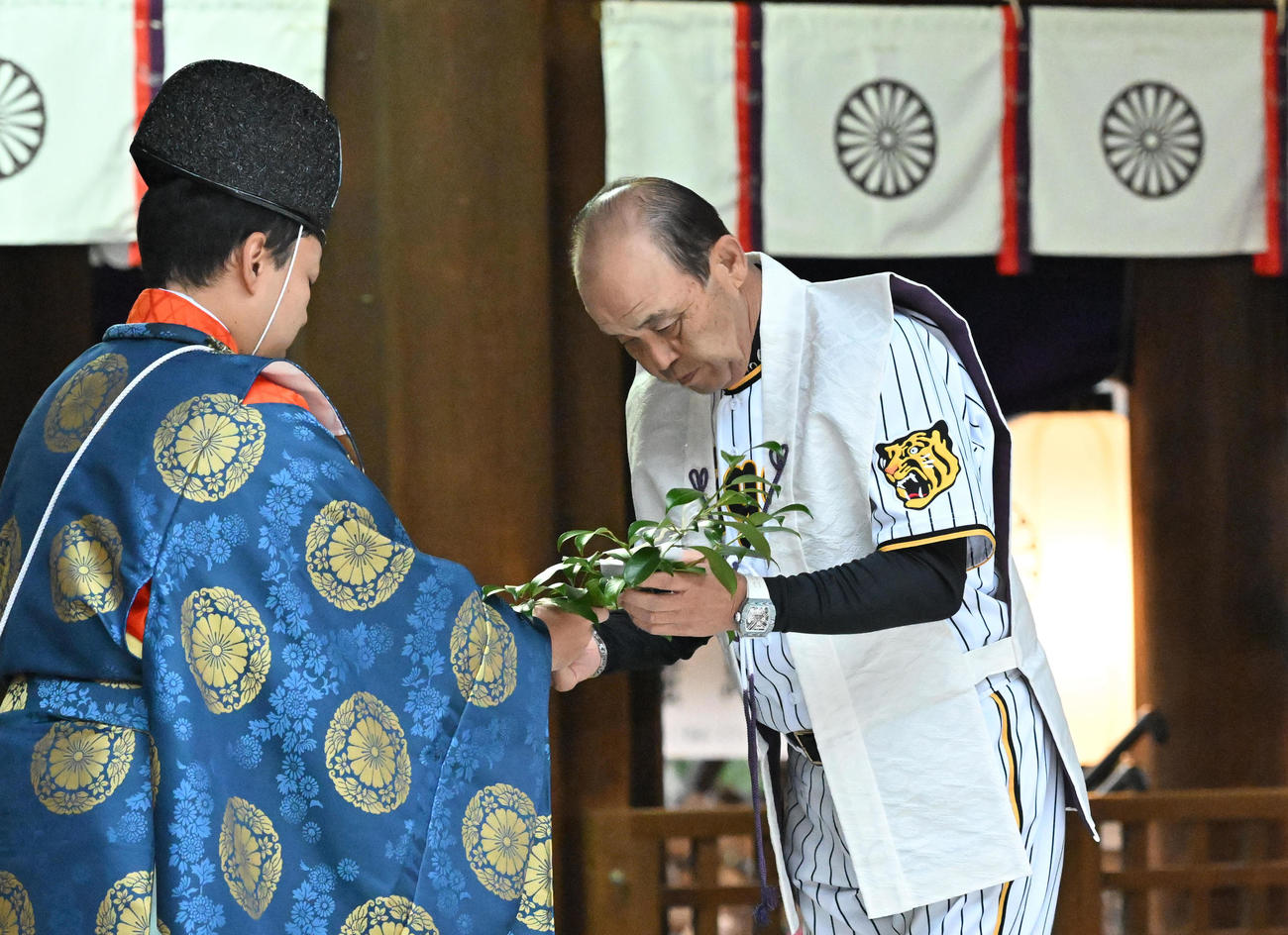 玉串を受け取る岡田監督（撮影・石井愛子）