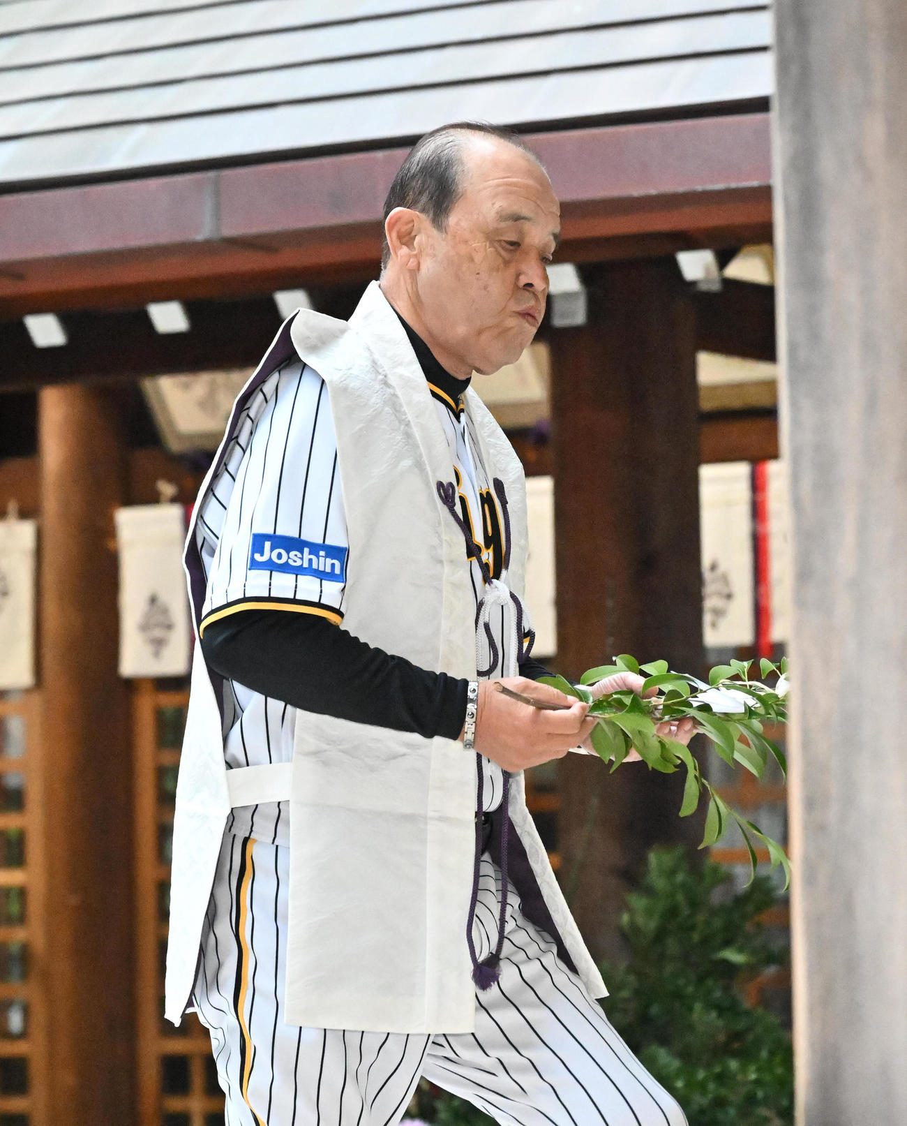 広田神社で参拝する岡田監督（撮影・石井愛子）
