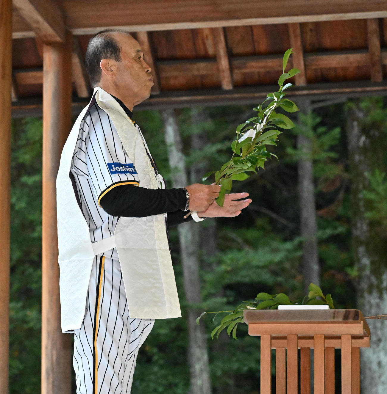 参拝をする岡田監督（撮影・石井愛子）