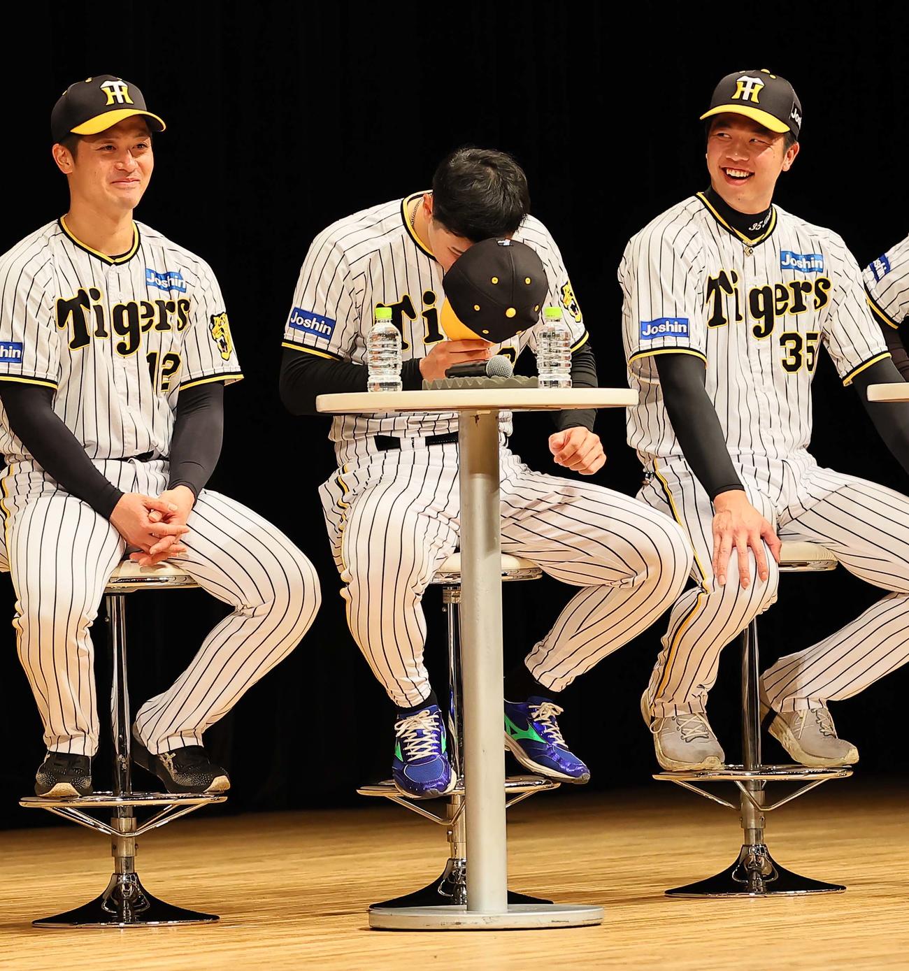 佐藤輝（中央）は「アレンパ」のスローガン考案を岡田監督に褒められ恐縮する（撮影・上田博志）