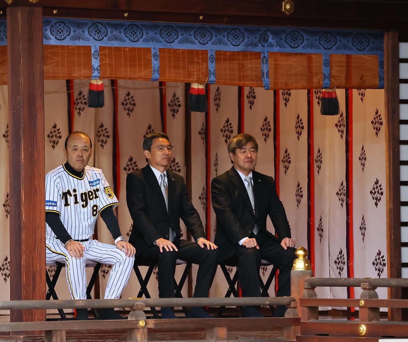 西宮神社を参拝する左から岡田監督、百北社長、杉山オーナー（撮影・上田博志）