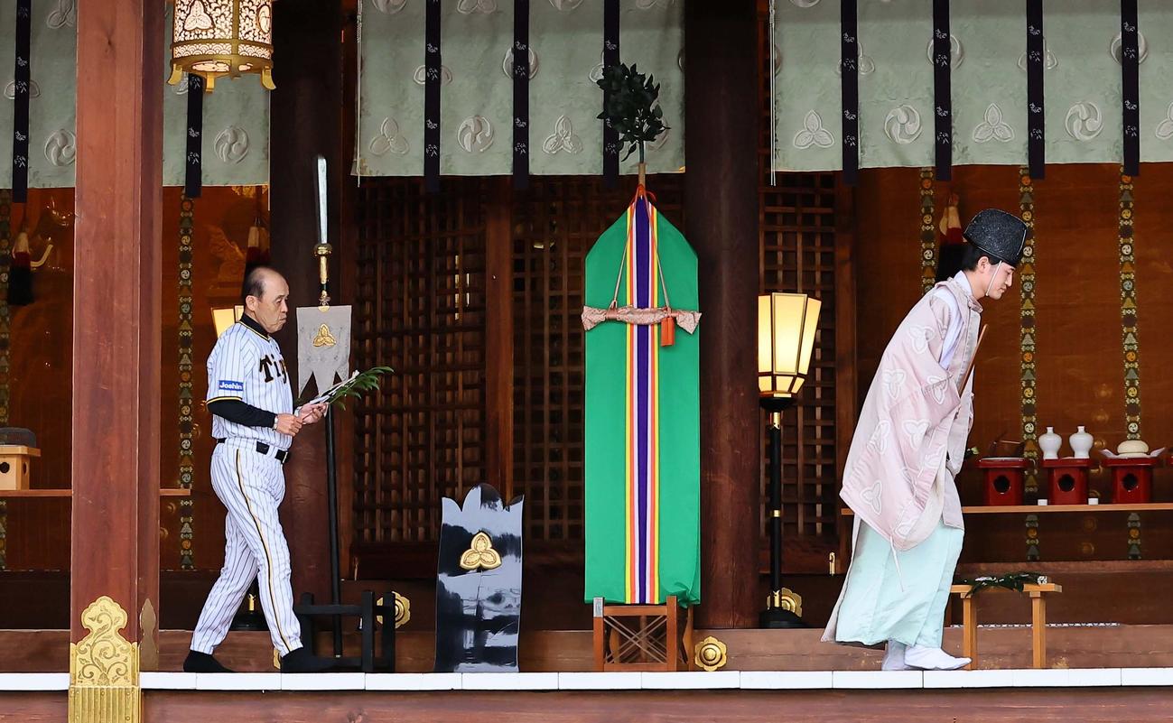 西宮神社を参拝する岡田監督は玉ぐしを奉納する（撮影・上田博志）