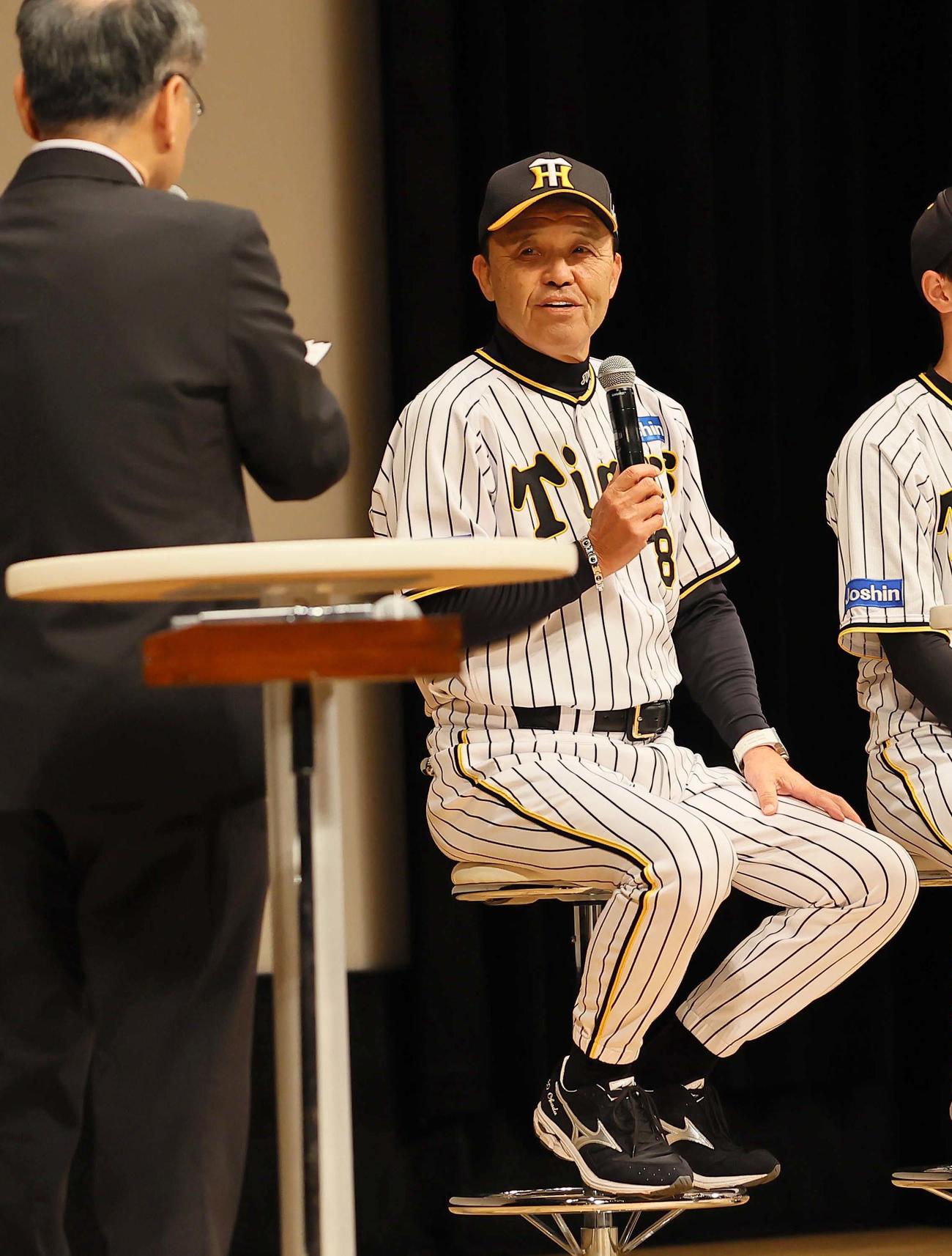 尼崎市での優勝報告会でトークショーをする岡田監督（撮影・上田博志）