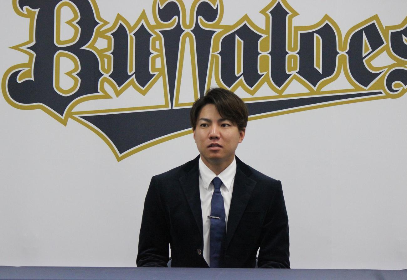 契約更改を終えて会見するオリックス宜保（撮影・柏原誠）