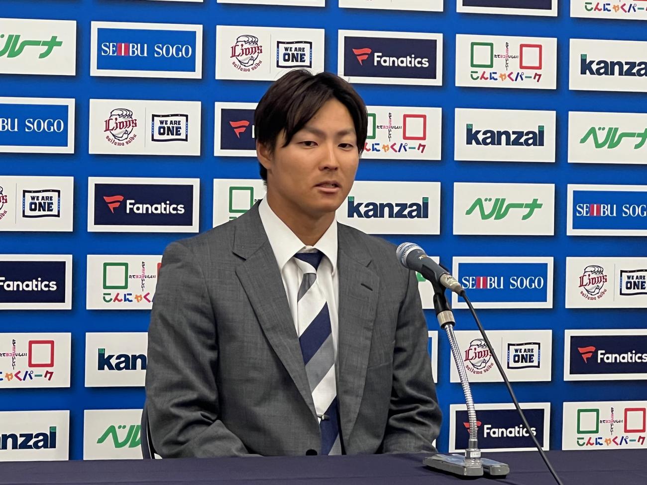 契約更改交渉を終えた西武鈴木（撮影・金子真仁）