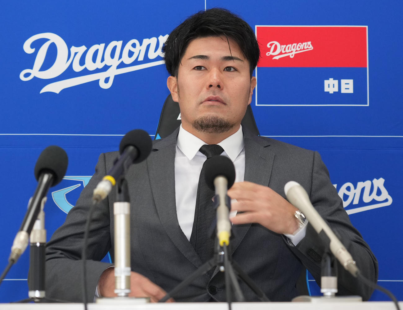 契約交渉を終え会見場の席に着く木下（撮影・森本幸一）