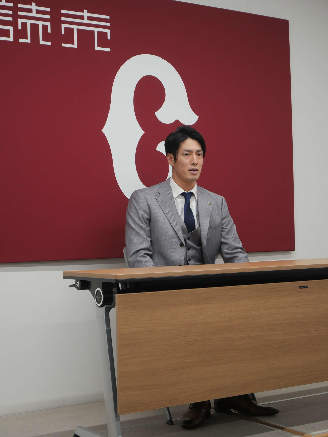 契約更改後、会見をする巨人若林（撮影・上田悠太）