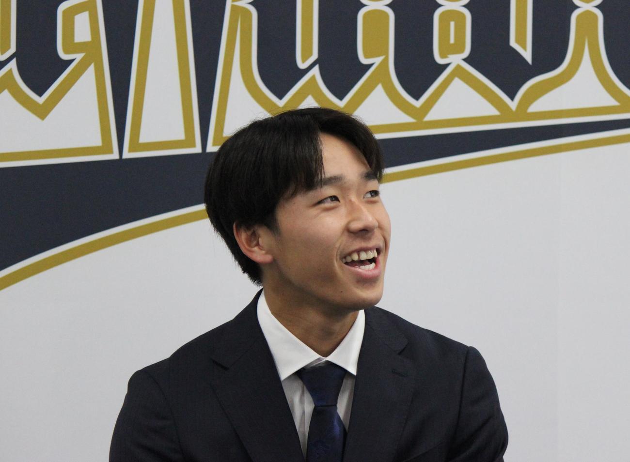 契約更改を終えて会見するオリックス斎藤（撮影・柏原誠）