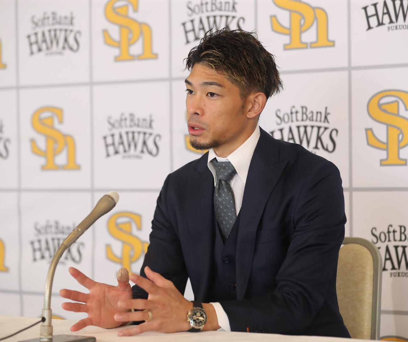 記者の質問に身ぶり手ぶりで答える又吉（撮影・冨田成美）