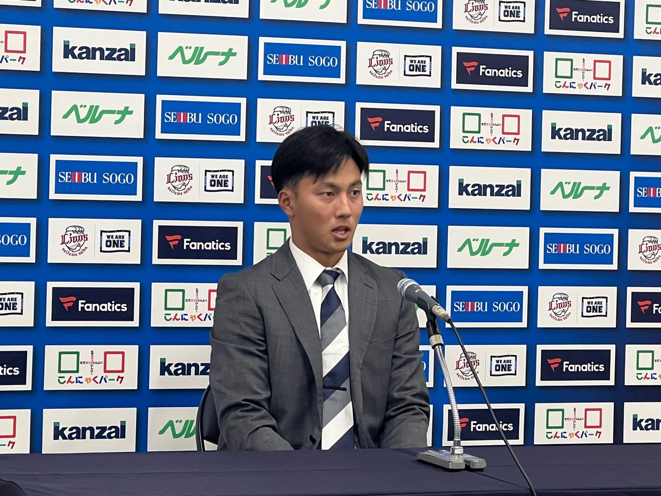 契約更改交渉を終えた西武長谷川（撮影・金子真仁）