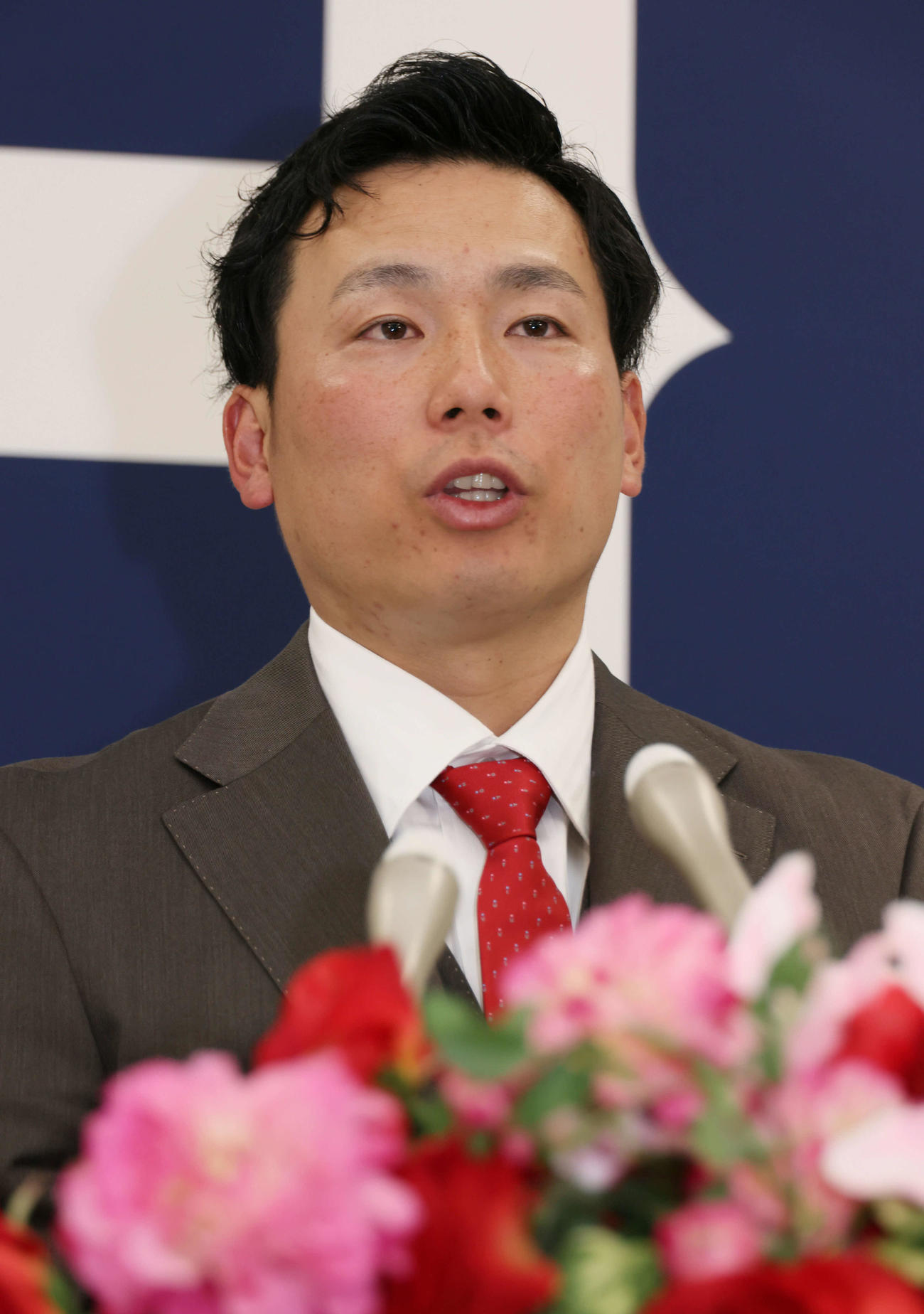 2000万円増の推定1億1500万円で契約更改し、会見する広島栗林（撮影・加藤孝規）