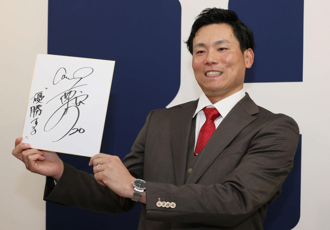 2000万円増の推定1億1500万円で契約更改し、来季のVを誓う広島栗林（撮影・加藤孝規）