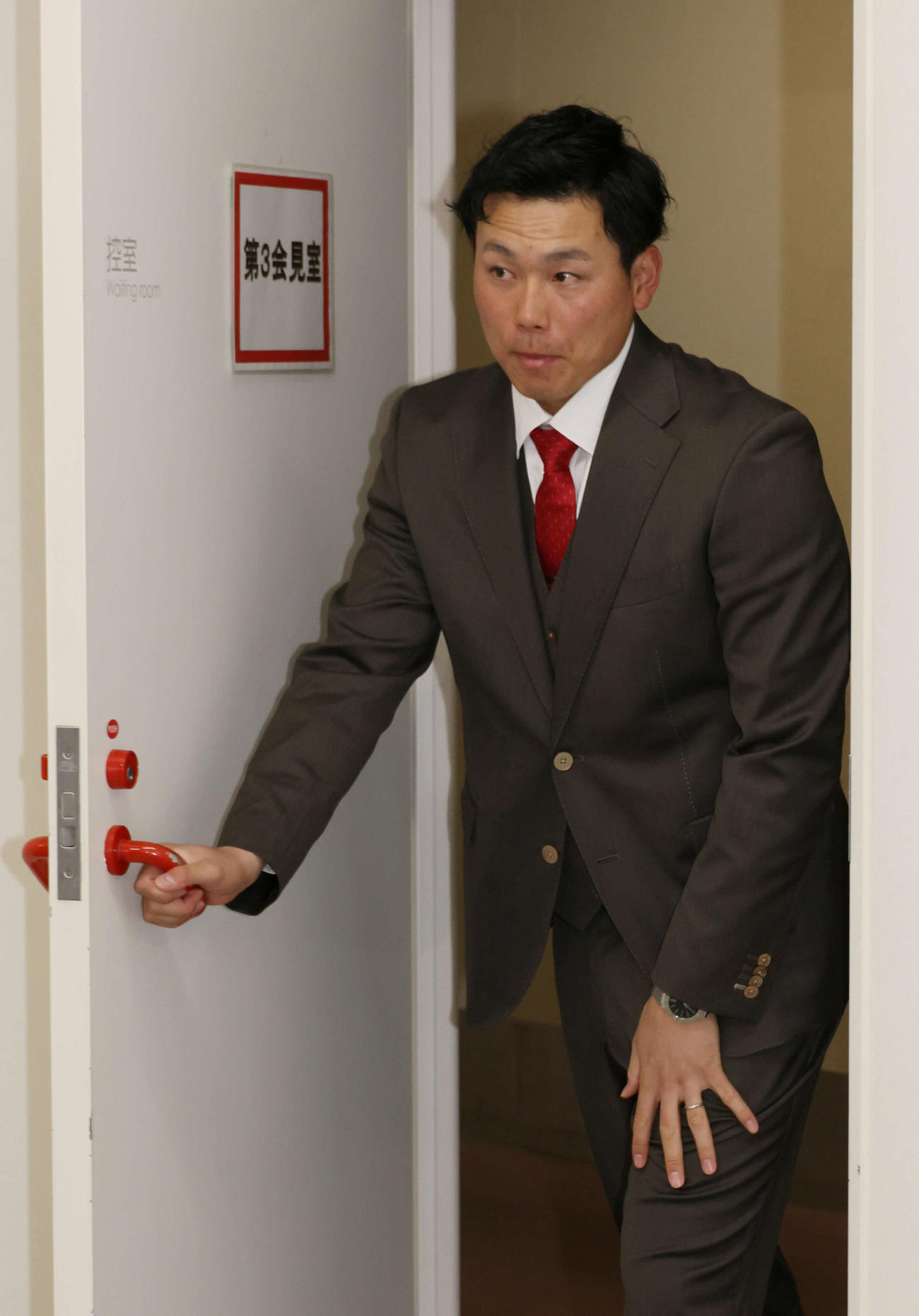 2000万円増の推定1億1500万円で契約更改し、会見にのぞむ広島栗林（撮影・加藤孝規）