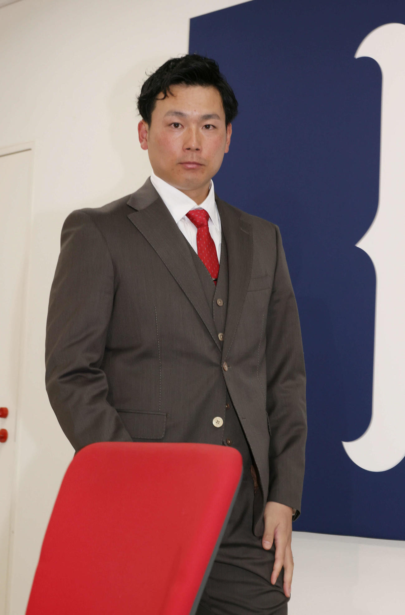 2000万円増の推定1億1500万円で契約更改し、会見にのぞむ広島栗林（撮影・加藤孝規）