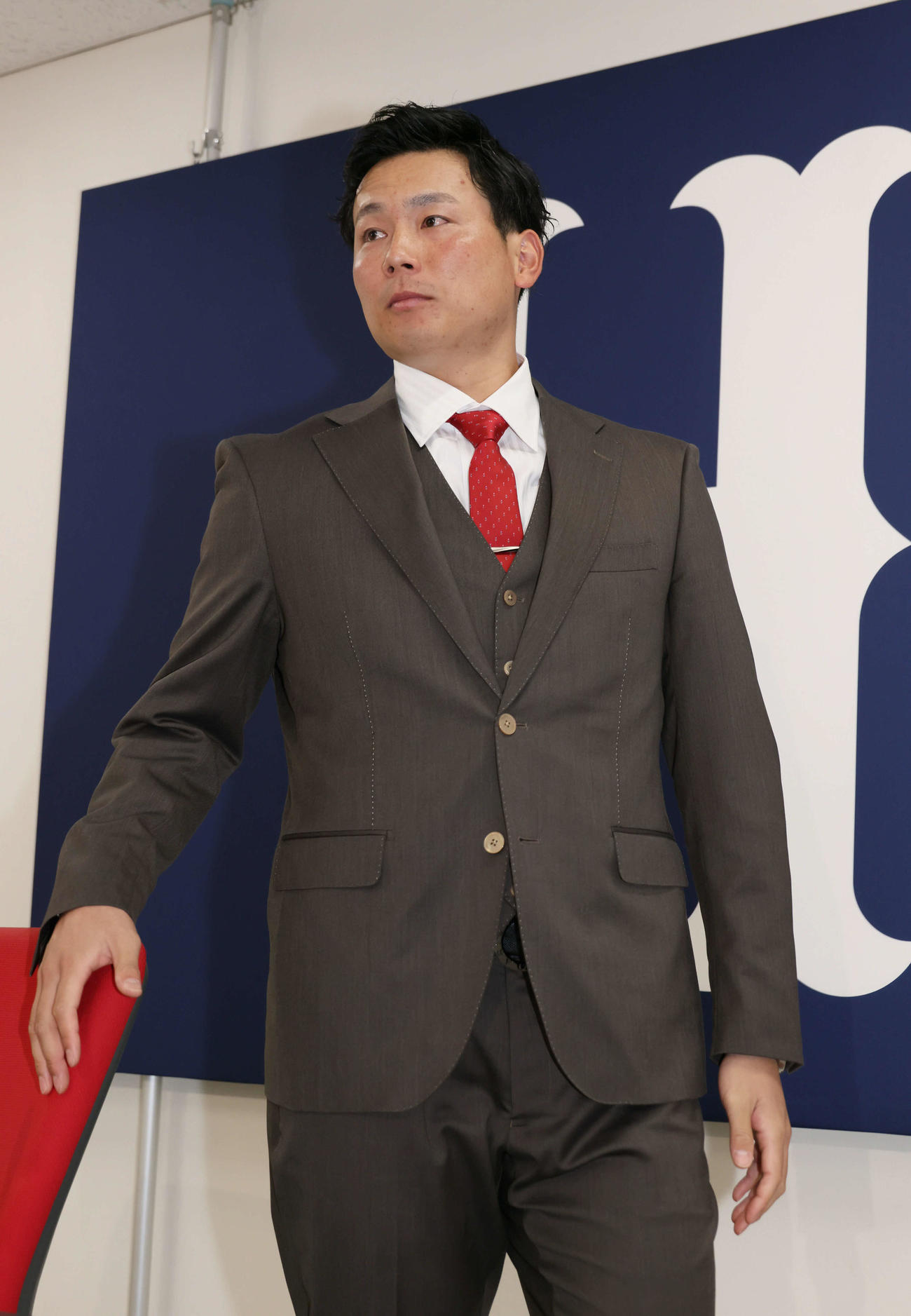 2000万円増の推定1億1500万円で契約更改し、会見にのぞむ広島栗林（撮影・加藤孝規）